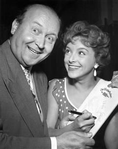 Das Archivbild aus dem Jahre 1955 zeigt den Filmregisseur und Produzenten Robert A. Stemmle und die Schauspielerin Herta Staal. (Foto: dpa)