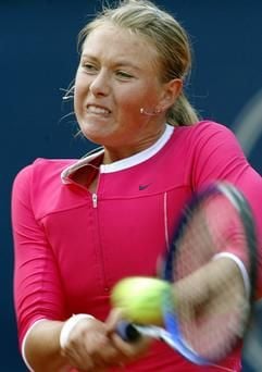 Mit der Rückhand returniert die russische Tennisspielerin Maria Scharapowa am Freitag (06.05.2005) beim Qatar Total German Open Tennisturnier in Berlin den Ball. (Foto: dpa)
