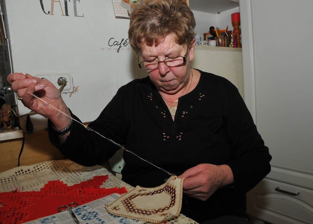 Marlis Müller braucht viel Geduld und Sorgfalt bei ihrer Handarbeit. Seit mehreren Jahren widmet sie sich der Hardanger Stickerei.