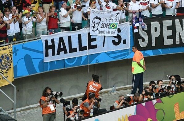 Die echte Halle/S.-Fahne im Fußball-WM-Spiel gegen Portugal.