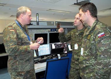 Oberleutnant Slavomir Tutter (rechts) und Oberleutnant Tomáš Schóber (Mitte).