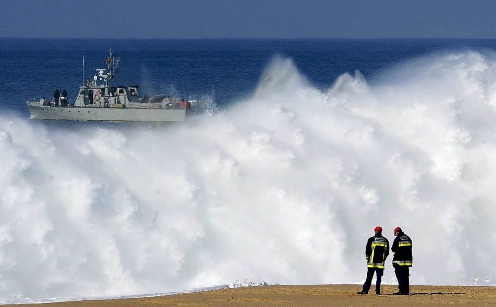 Rettungskräfte beobachten vom Strand aus die Suchaktion auf See, die am Montag den Tag über fortgesetzt wurde.