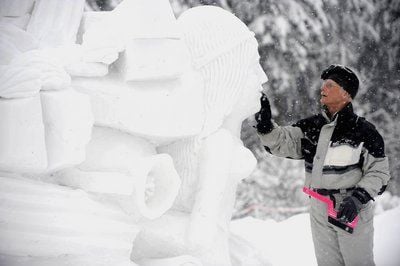 Siegfried Heischkel aus Dresden arbeitet beim 14. Schneeskulpturenwettbewerb im sächsischen Neuhermsdorf im Erzgebirge an der Skulptur «Atlantis - der Rest». (FOTO: DDP)