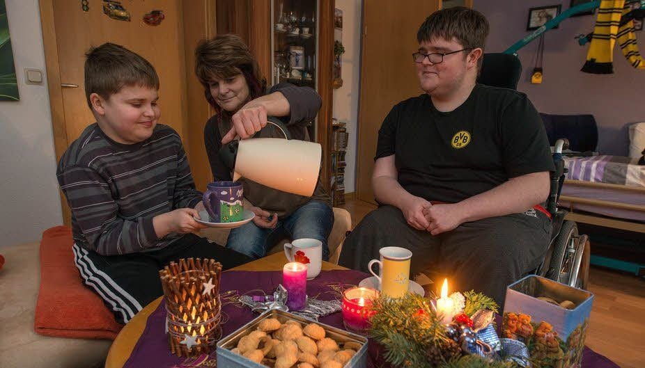 Marten, Kathrin und Steven Mester (v.l.) genießen den Advent bei Tee und Plätzchen.