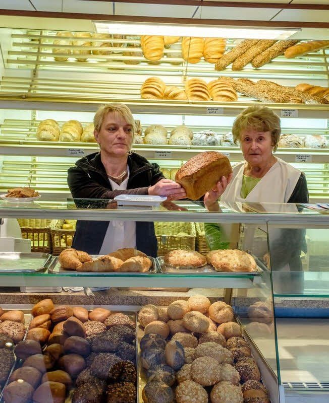 Seit Montag gibt es wieder frische Backwaren: Ines Bernhardt (li.) und Marianne Schütze im Verkaufsraum der einstigen Pretzscher Bäckerei.