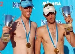 Die deutschen Jonas Reckermann (l) und Markus Dieckmann halten nach dem Sieg bei der Beachvolleyball-Europameisterschaft am Sonntag (13.06.2004) am Timmendorfer Strand ihre Pokale hoch. Deutschland gewann das Match mit 2:0 gegen die Schweizer Markus Egger und Sascha Heyer. (Foto: dpa)