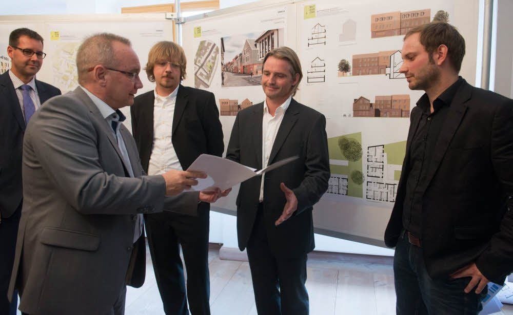 Oberbürgermeister Frank Ruch überreicht den Vertretern von Däschler Architekten und Ingenieure GmbH Halle den ersten Preis.