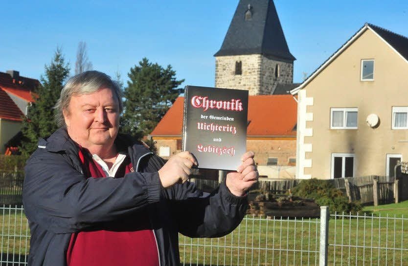 Bringfried Schatz mit seiner Chronik im Ortszentrum.