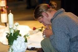 Ein junger Mann gedenkt im katholischen Münster