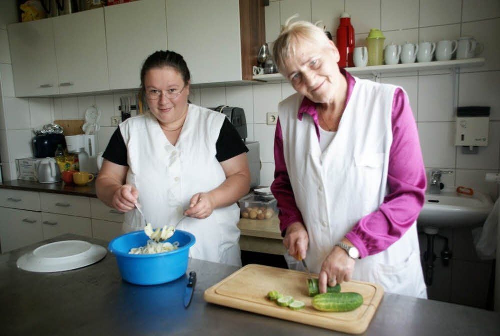 Sandra Gürtler (l) und Veronika Ziegengeist helfen in der Küche.