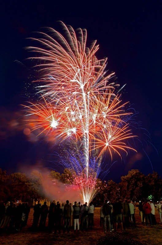 Das Feuerwerk begeisterte, wurde aber zu früh gezündet.