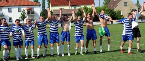 Die Hettstedter feiern nach dem Sieg in Bennstedt den Klassenerhalt in der Landesliga Süd. (FOTO: JÜRGEN LUKASCHEK)