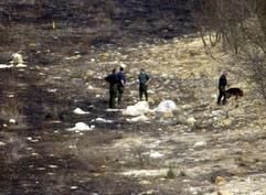 Beamte der Polizei suchen am 26.3.2003 auf dem Gelände einer Sandgrube im lothringischen Schoeneck bei Saarbrücken mit Leichenspürhunden nach der Leiche von Pascal.(Foto: Archiv)