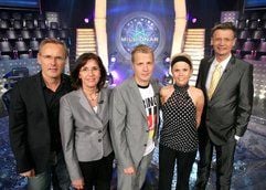 Moderator Reinhold Beckmann (v.l.), SPD-Politikerin Andrea Ypsilanti, Comedian Oliver Pocher und Michaela Schaffrath sind in Köln zu Gast bei Günther Jauch in der RTL-Show «Wer wird Millionär? - Prominentenspecial». (Foto: dpa)
