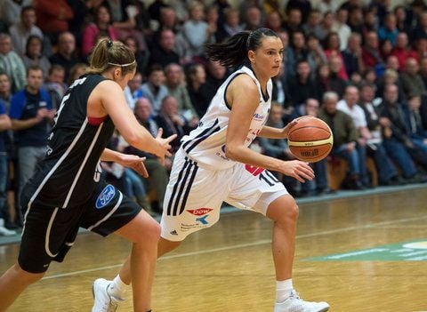 Michaela Abelova (re.) am Ball.(FOTO: ECKEHARD SCHULZ)