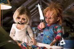 Chucky steht im neuen Kinofilm «Chucky's Baby» mit seiner schrägen Braut Tiffany vor der Wiege seines Kindes. (Foto: dpa)