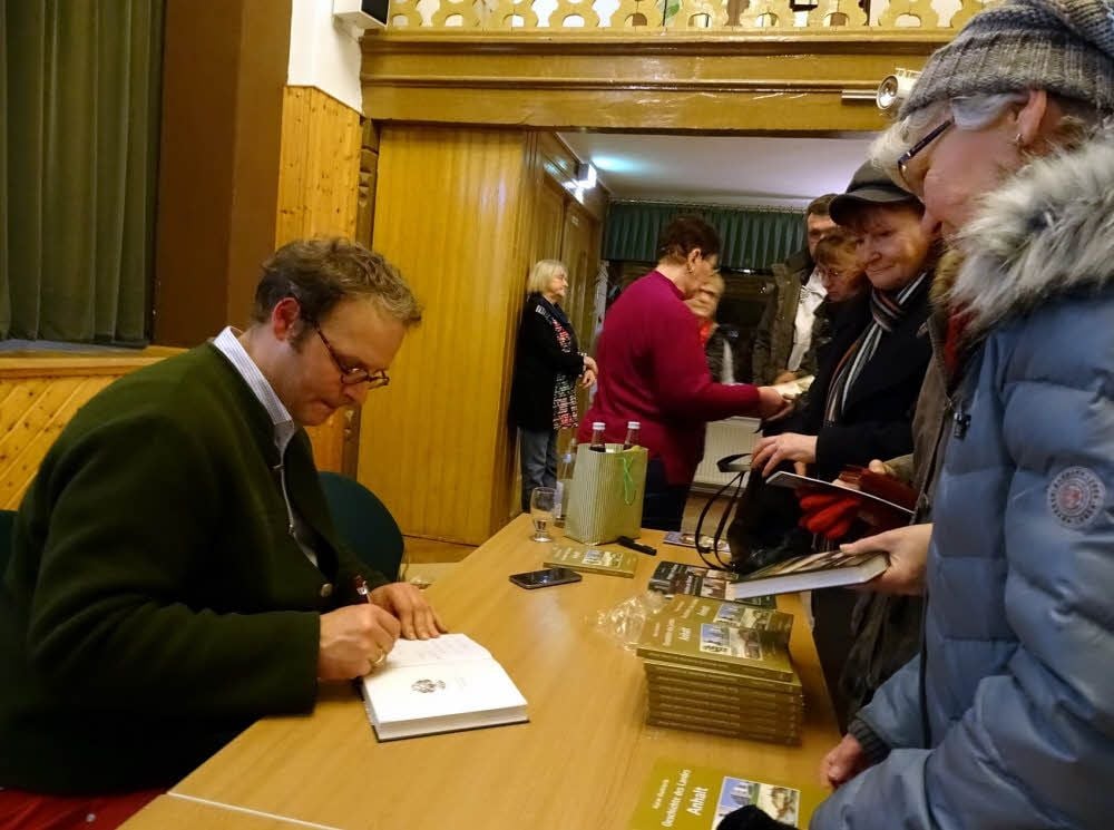 Matthias Prasse signiert seine Bücher. Den Zahnaern hat sein Vortrag sichtlich gefallen.