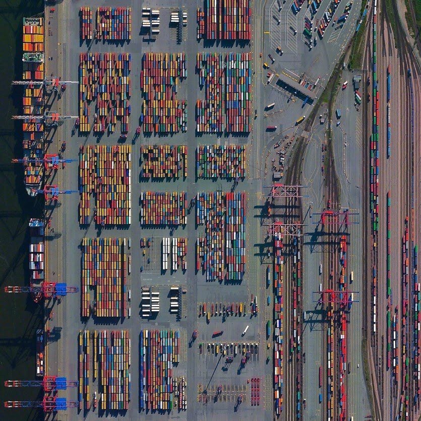 Von Kindern arrangierte Legosteine? Nein, der Hamburger Hafen von oben.