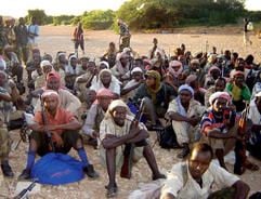 Bewaffnete Angehörige der Truppen der «Union der Islamischen Gerichte» lagern nahe der Stadt Mogadischu in Somalia. (Foto: dpa)