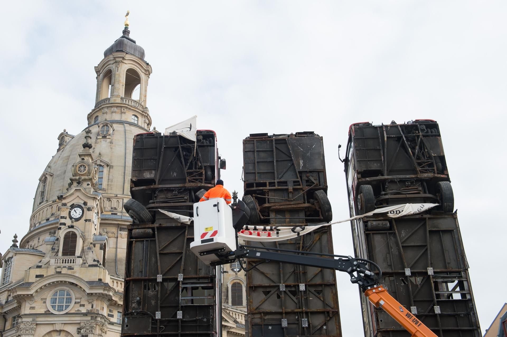 Mitarbeiter der Zentrale Technische Dienste Dresden entfernen am 20.02.2017 auf dem Neumarkt in Dresden (Sachsen) einen Banner und eine Fahne der rechtsextremen Identitären Bewegung von der Skulptur «Monument» des deutsch-syrischen Künstlers Manaf Halbouni.