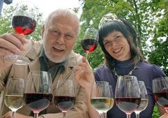 Der Opernsänger und Entertainer Gunther Emmerlich verkostet in Freyburg an der Unstrut (Sachsen-Anhalt) mit der Gebietsweinkönigin Marika Böhme Weine aus dem Saale-Unstrut-Anbau. Der bekennende Weinfreund wird seine Leidenschaft jetzt auch offiziell als «Botschafter des Saale-Unstrut-Weines» pflegen. (Foto: dpa)