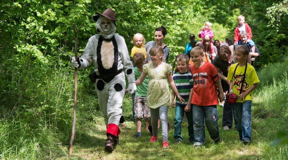 Der gestiefelte Kater (Steffen Rienecker) führt die Kinder beim Waldhoffest in Silberhütte durch den Märchenwald.