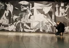 Ein Kameramann filmt am Freitag (17.11.2006) im Skulpturenmuseum «Glaskasten» in Marl eine der beiden weltweit existierenden Kopien von Pablo Picassos Gemälde «Guernica». (Foto: dpa)