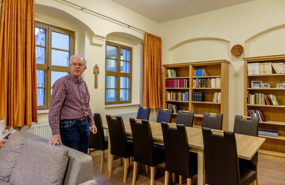 David Mahsman, Geschäftsführer der International Lutheran Society of Wittenberg, zeigt den Aufenthaltsraum der einstigen Lateinschule. Ein Großteil der Bücher dort stammt aus den Vereinigten Staaten. Aber auch deutsche Titel sind zu finden.