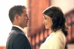 Fred (Til Schweiger) und Mara (Anja Kling) stehen sich im neuen Kinofilm «Wo ist Fred!?» gegenüber und sehen sich an (undatierte Filmszene). (Foto: dpa)