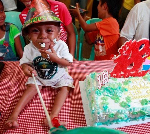 Junrey Balawing ist seit seinem 18. Geburtstag der kleinste Mann der Welt (FOTO: DPA)