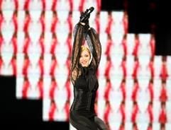 US-Pop-Diva Madonna tanzt bei ihrem Auftritt am Sonntag (20.08.2006) in Düsseldorf auf der Bühne. (Foto: dpa)