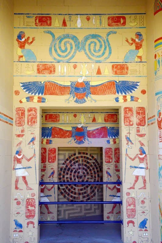 Ägyptischer Tempel als Bahnhof im Freizeitpark Belantis