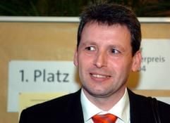 Holger Hövelmann steht am Freitag (29.10.2004) am Rande des SPD-Landesparteitags in Aschersleben vor einem Schild mit der Aufschrift "1. Platz". Hövelmann will neuer SPD-Chef werden. Die 120 Delegierten wählen am Abend des selben Tages einen neuen Landesvorsitzenden. Für die Nachfolge des gesundheitlich angeschlagenen Parteichefs Manfred Püchel bewerben sich zwei Kandidaten. Die Delegierten haben die Wahl zwischen dem Landrat des Kreises Anhalt-Zerbst, Holger Hövelmann, und dem ehemaligen Magdeburger Regierungspräsidenten, Gerhard Miesterfeldt. Neben der Wahl des neuen SPD-Chefs werden die Delegierten über einen Leitantrag befinden, der Grundlage für das Wahlprogramm 2006 werden soll. (Foto: dpa)