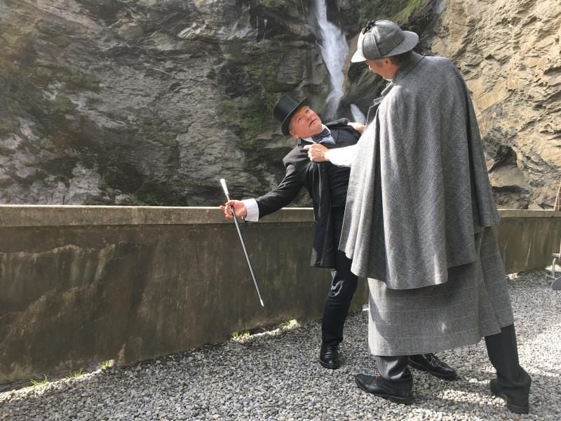 Olaf Maurer (r) und Uwe Röder kostümiert als Sherlock Holmes und Moriarty an den Reichenbachfällen in der Nähe von Meiringen. Foto: Christiane Oelrich