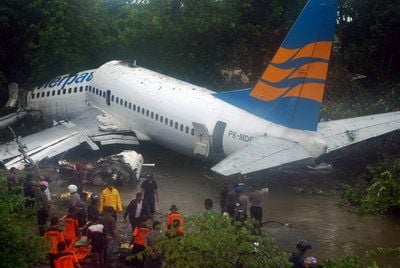 Bei dem Flugzeugabsturz in Indonesien haben alle Insassen überlebt. (FOTO: DPA)