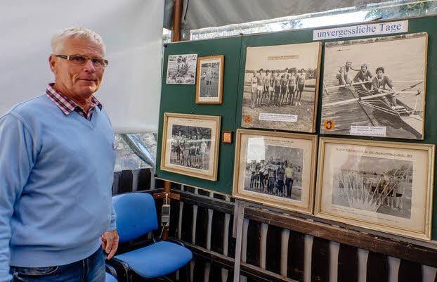 Historie pur: Ingo Brämer (li.) vor der Bilderwand.