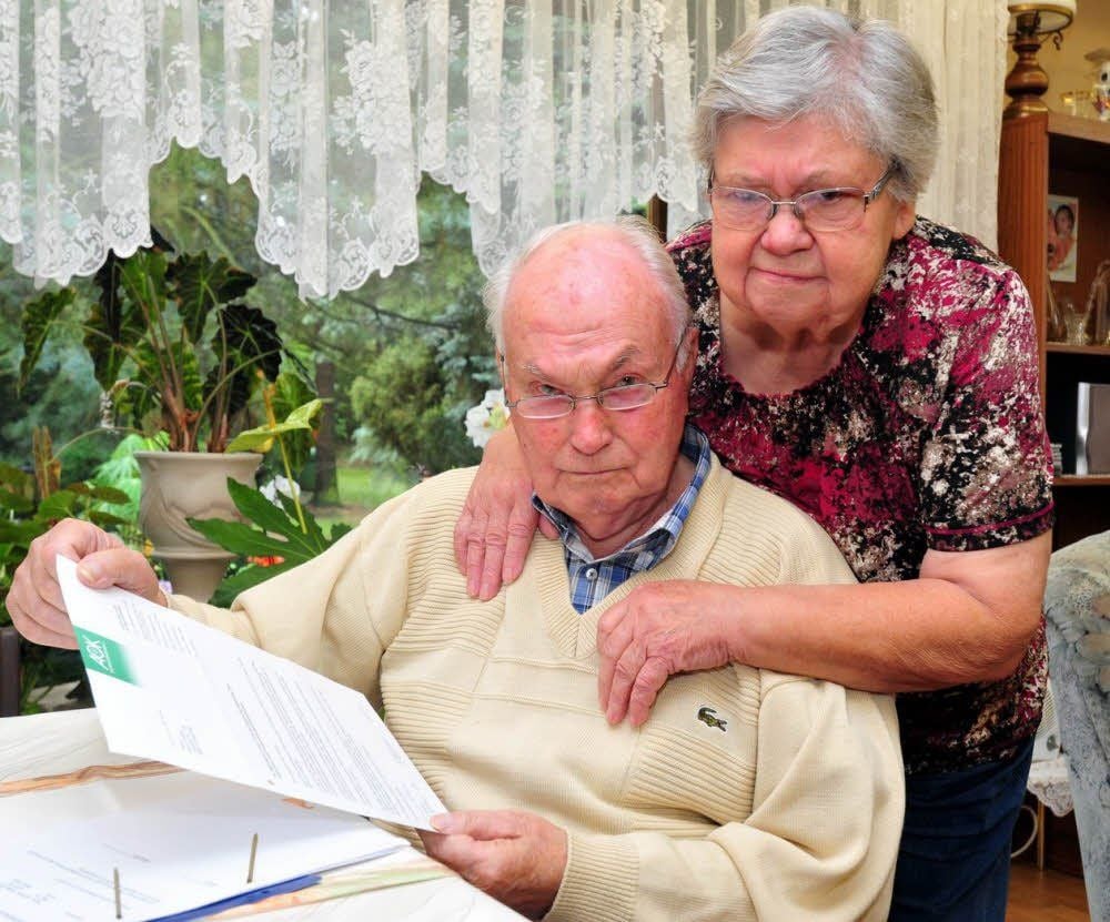 Irma und Bruno Swikle zeigen das Ablehnungsschreiben der AOK. Doch der Senior will nicht aufgeben.