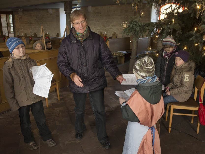 Gudrun Schlegel hilft beim Text und den jeweiligen Standorten.