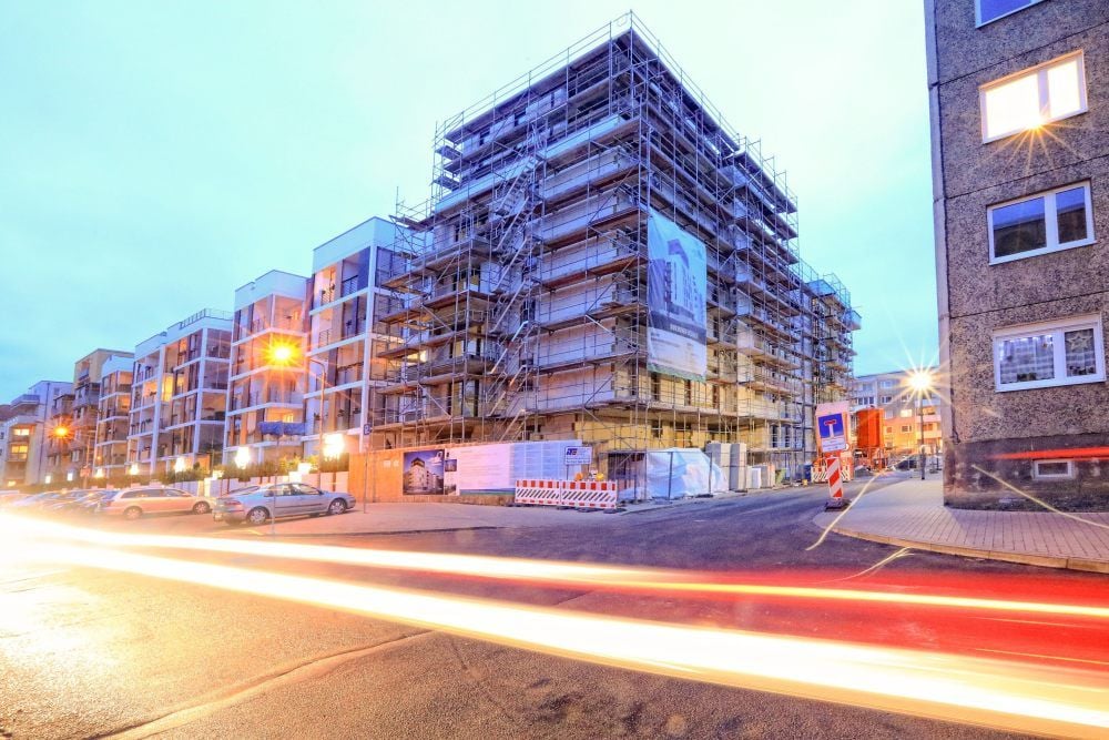 Der Neubau in der Flössergasse nimmt Gestalt an und prägt die Straßenecke bereits.