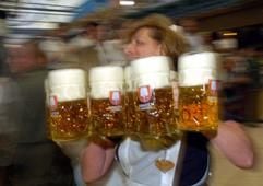 Auch bei diesjährigen Oktoberfest in München wird's wieder «Maß satt« geben. (Foto: dpa)