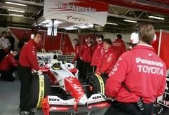 Der deutsche Formel 1-Pilot Ralf Schumacher sitzt am Mittwoch (24.11.2004) auf der spanischen Formel 1-Rennstrecke Circuit de Catalunya bei Barcelona in seinem neuen Toyota-Rennwagen. (Foto: dpa)