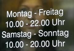 An der Schaufensterscheibe eines Geschäftes in Magdeburg sind die Öffnungszeiten angebracht. (Foto: dpa)