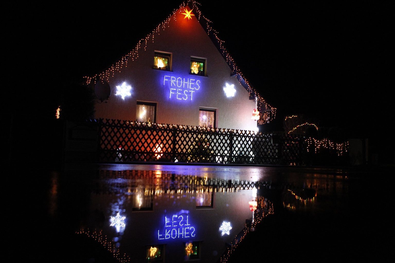 Das Haus der Familie Schantin in Oeste im Landkreis Mansfeld-Südharz wird in der Vorweihnachtszeit zum leuchtenden Blickfang.