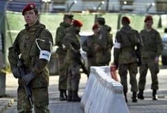 Seit Freitag überwachen deutsche Soldaten US-Kasernen in Deutschland. Bundeswehrsoldaten aus Gera stehen vor der amerikanischen Kaserne «Stars and Stripes-Complex» in Darmstadt-Griesheim. (Foto: dpa)