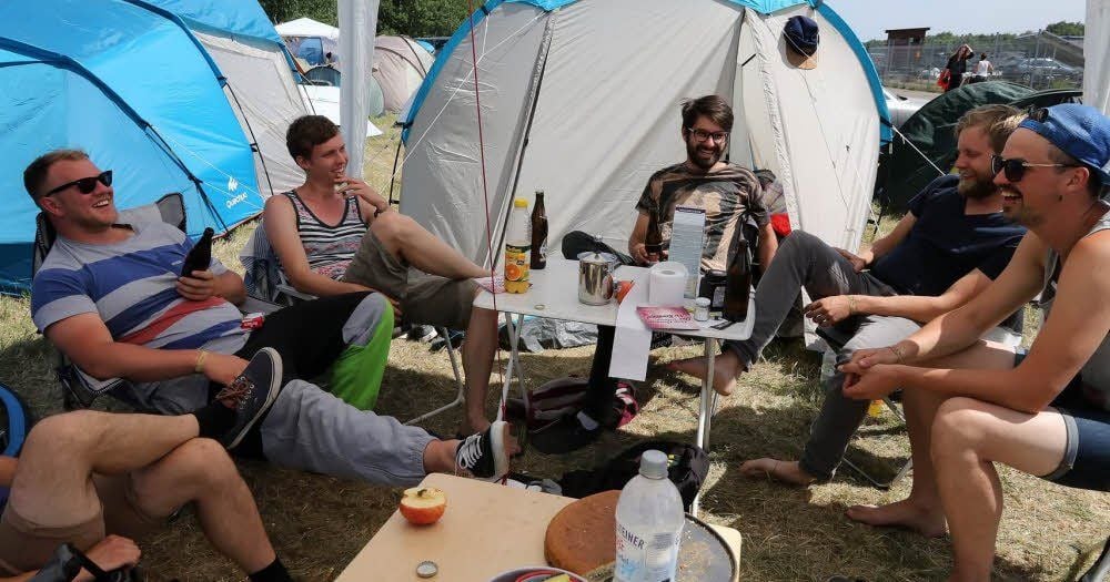 Diese Stuttgarter schnuppern Festival-Luft. Sie freuen sich, dass auch in der Stadt viele Menschen so hilfsbereit sind zu Fremden.