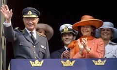 Jubilar König Carl Gustaf (l.) winkt auf dem Balkon der Menge zu. Rechts neben ihm steht seine Frau Königin Silvia, außerdem sind ihre Kinder Kronprinzessin Victoria und Prinz Carl Philip, sowie Prinzessin Madeleine (rechts) dabei. (Foto: dpa)