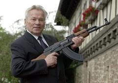 Michail T. Kalaschnikow steht am 25.07.2002 mit einem Kalaschnikow-Sturmgewehr in der Hand vor dem Suhler Waffenmuseum. (Foto: dpa)