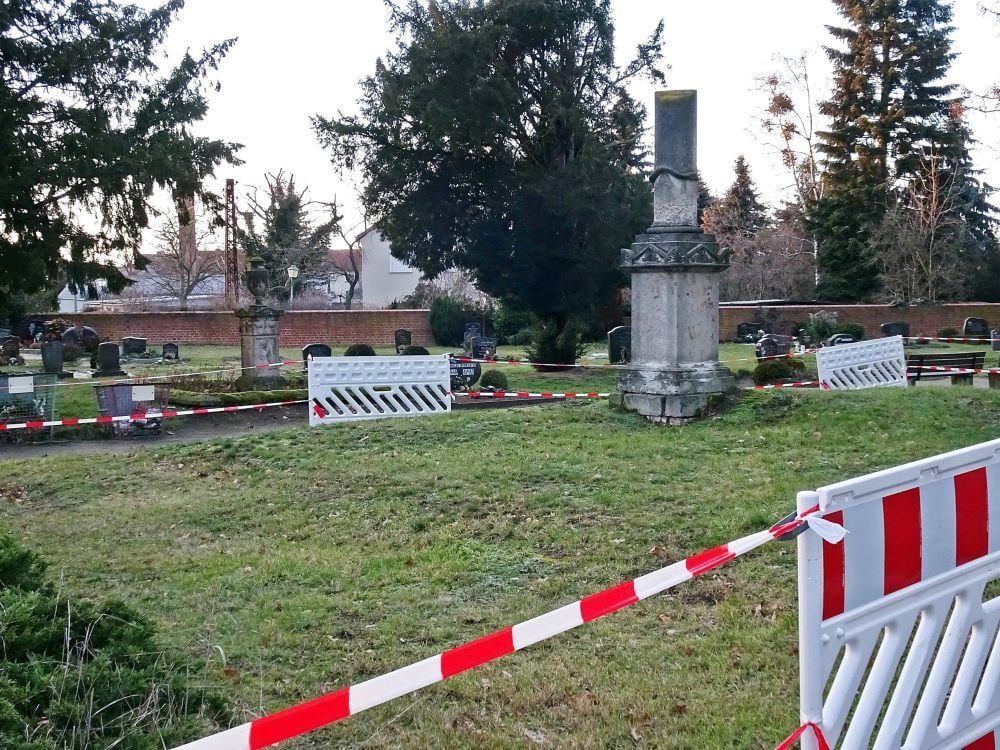 Der abgesenkte Gruftbereich auf dem Wörlitzer Friedhof ist abgesperrt.