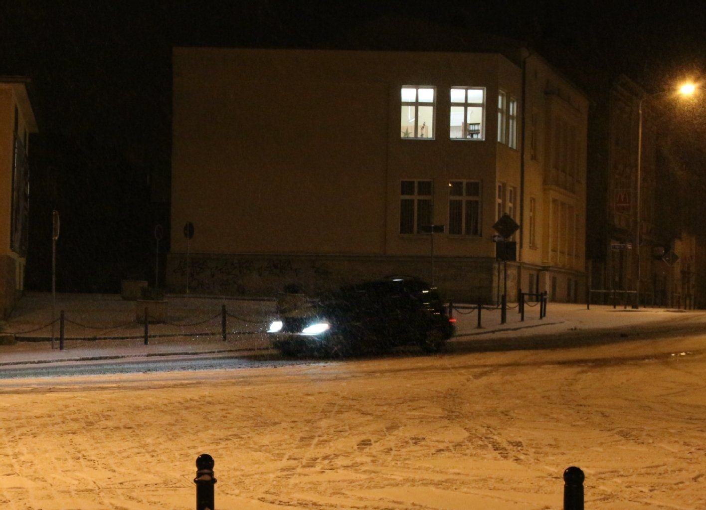Die wenigen Fahrzeuge, die in Zeitz im Moment unterwegs sind, rollen etwas langsamer, aber auf freien Hauptstraßen.