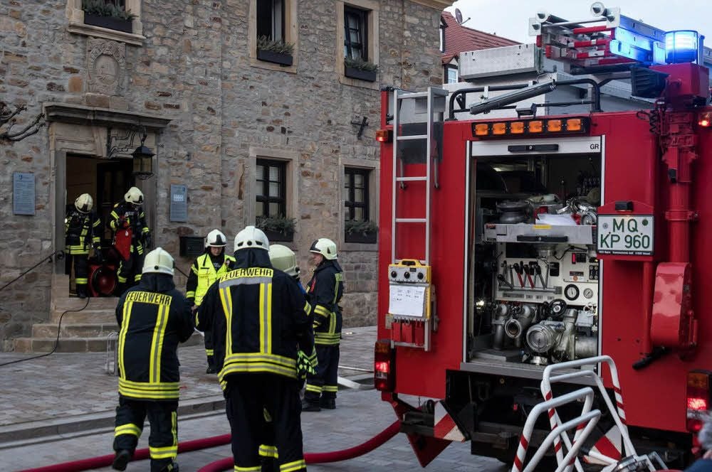 Großeinsatz vorm Rathaus: Gleich vier Feuerwehren probten den Einsatz im Sitz der Bad Lauchstädter Verwaltung.